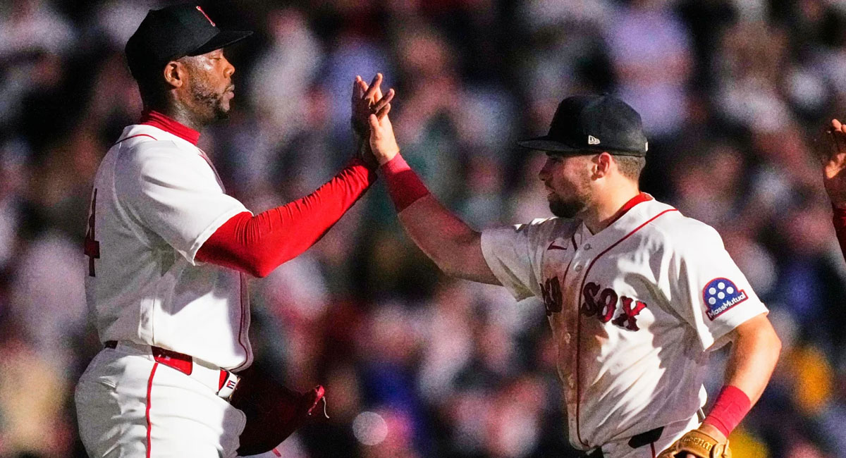 Chapman es felicitado después de retirar el último out