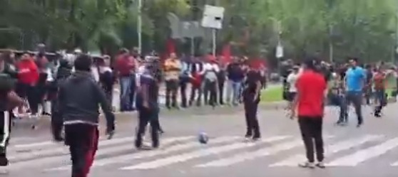 CNTE organiza partido de futbol en Paseo de la Reforma durante protestas