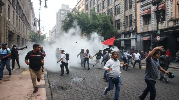 Gobierno de la CDMX investiga cohetones que hirieron a dos personas en protesta de la CNTE