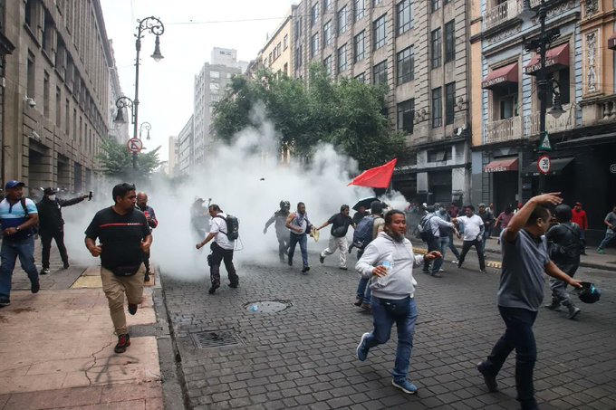 Gobierno de la CDMX investiga cohetones que hirieron a dos personas en protesta de la CNTE.