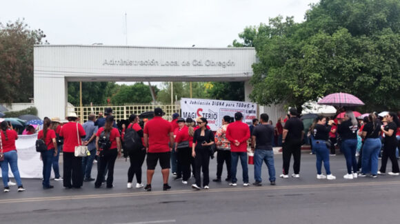 Maestros intensifican protestas con toma de caseta y bloqueo parcial del SAT en Cajeme