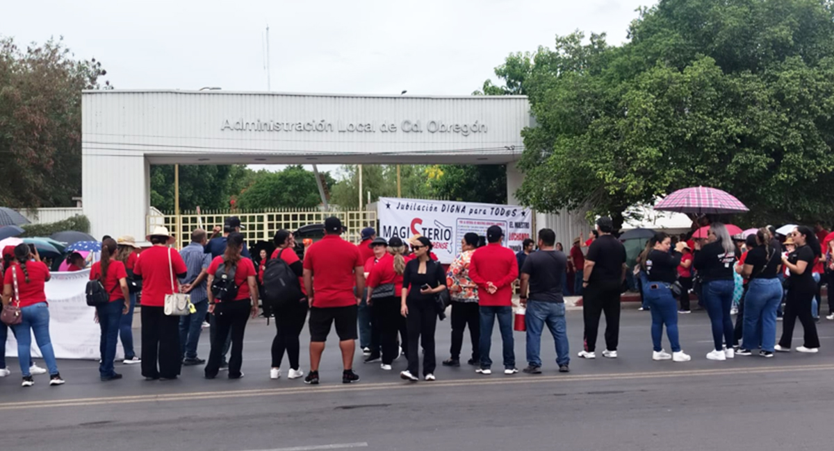 Maestros intensifican protestas con toma de caseta y bloqueo parcial del SAT en Cajeme