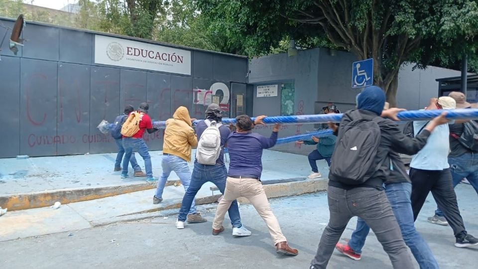 "No habrá más negociaciones": CNTE irrumpe en oficinas de la SEP