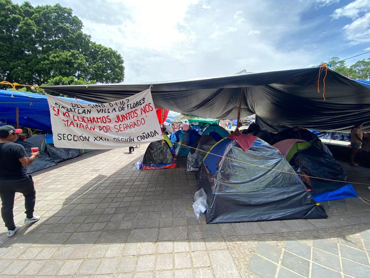 CNTE intensifica protestas en Oaxaca Bloquea aeropuerto, terminal de Pemex y caseta de peaje