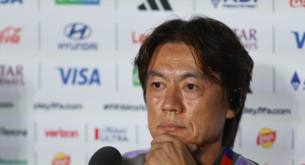 Hong Myung-bo en conferencia de prensa