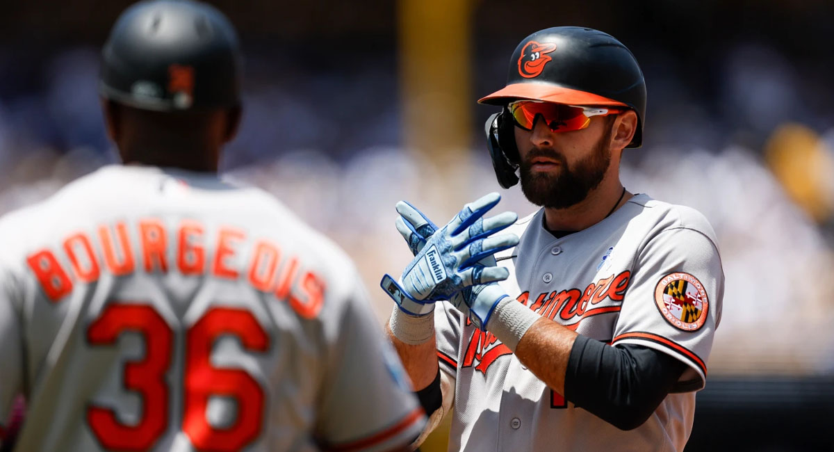 Cowser festeja después de conectar su palo de vuelta entera ante Dodgers