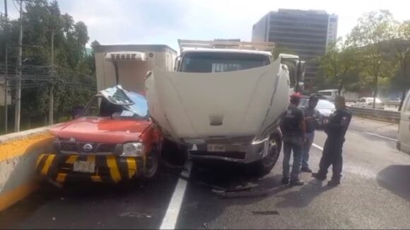 Camión embiste 8 vehículos en una carambola en la carretera México-Toluca
