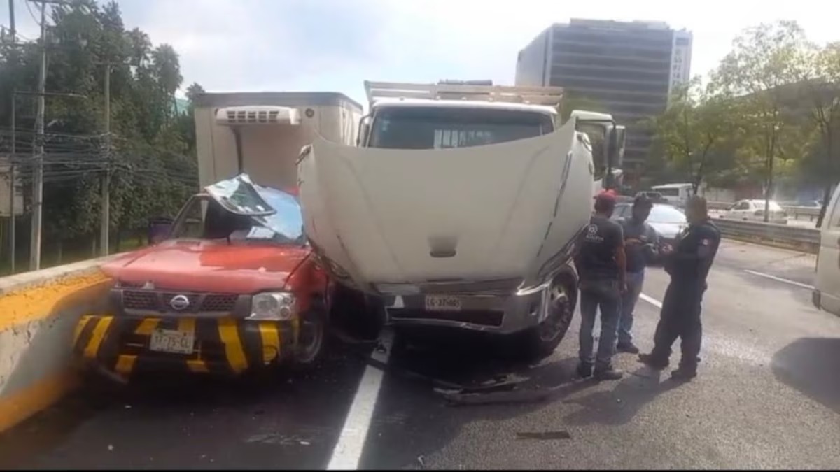Camión embiste 8 vehículos en una carambola en la carretera México-Toluca.