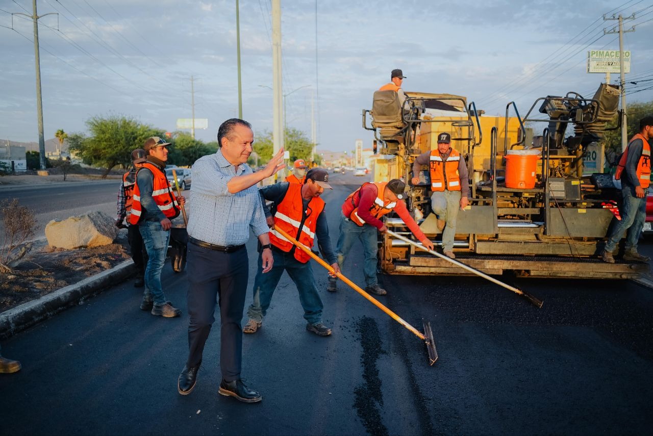 Casi listo el recarpeteo en el Progreso Toño Astiazarán supervisa la obra