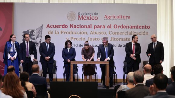 Claudia Sheinbaum firma acuerdo con 18 estados para garantizar venta de jitomate en México