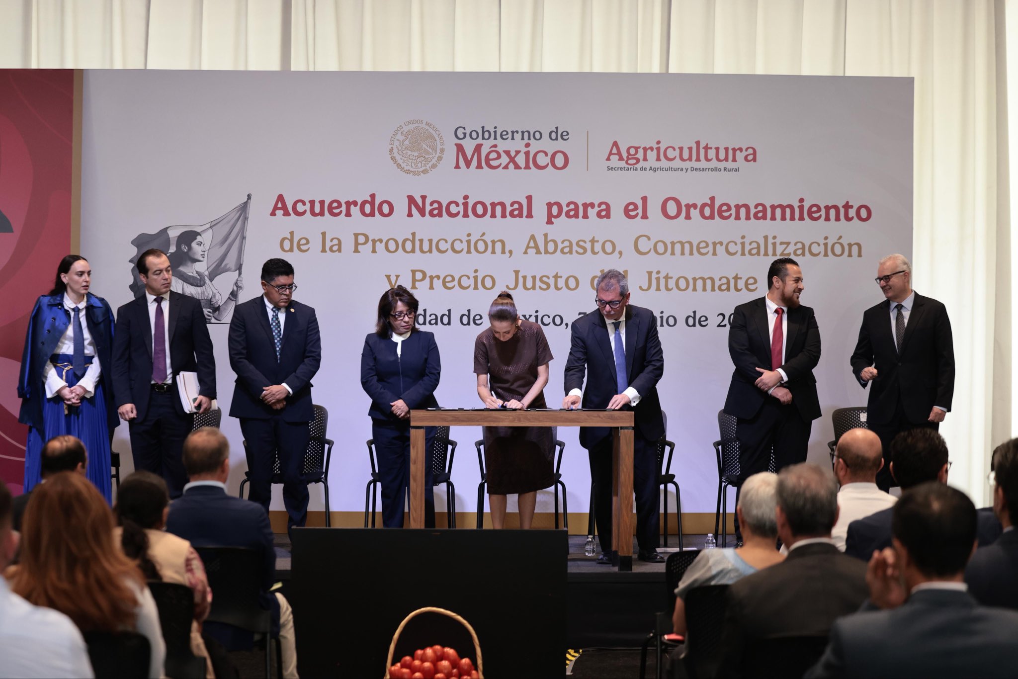 Claudia Sheinbaum firma acuerdo con 18 estados para garantizar venta de jitomate en México.