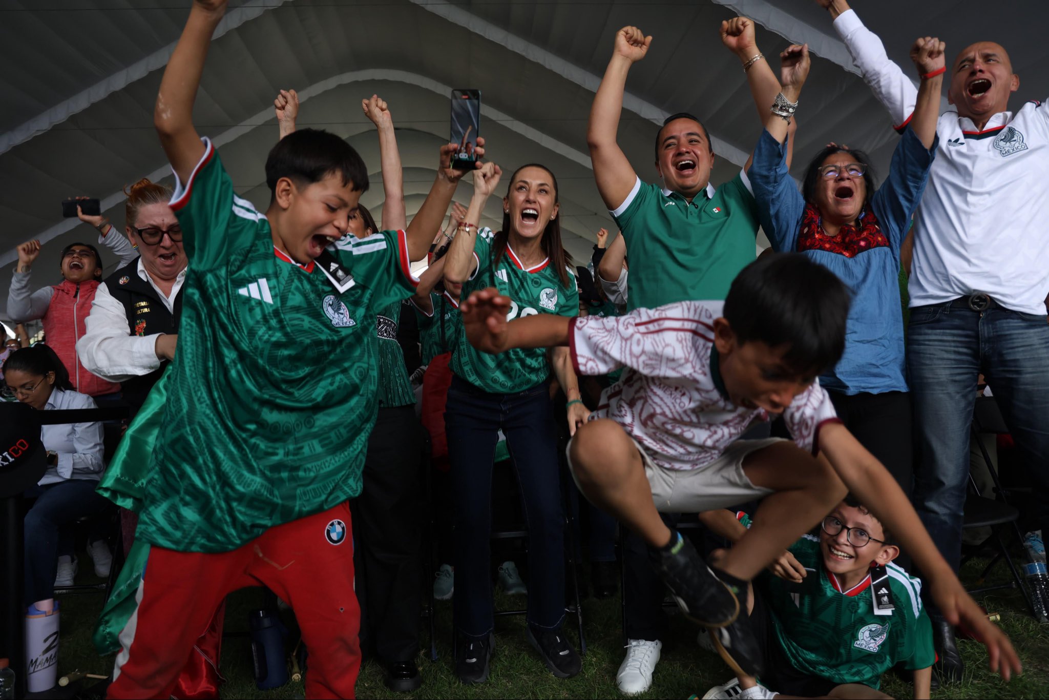 Claudia Sheinbaum felicita a la Selección Mexicana tras victoria de 2-0 ante Sudáfrica en el Mundial.