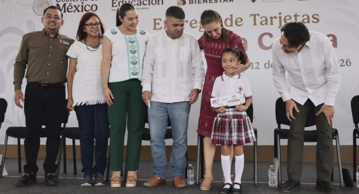 Claudia Sheinbaum entrega beca Rita Cetina en Villa Álvarez, Colima