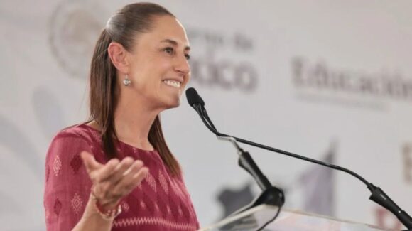 Claudia Sheinbaum entrega beca Rita Cetina en Villa Álvarez, Colima