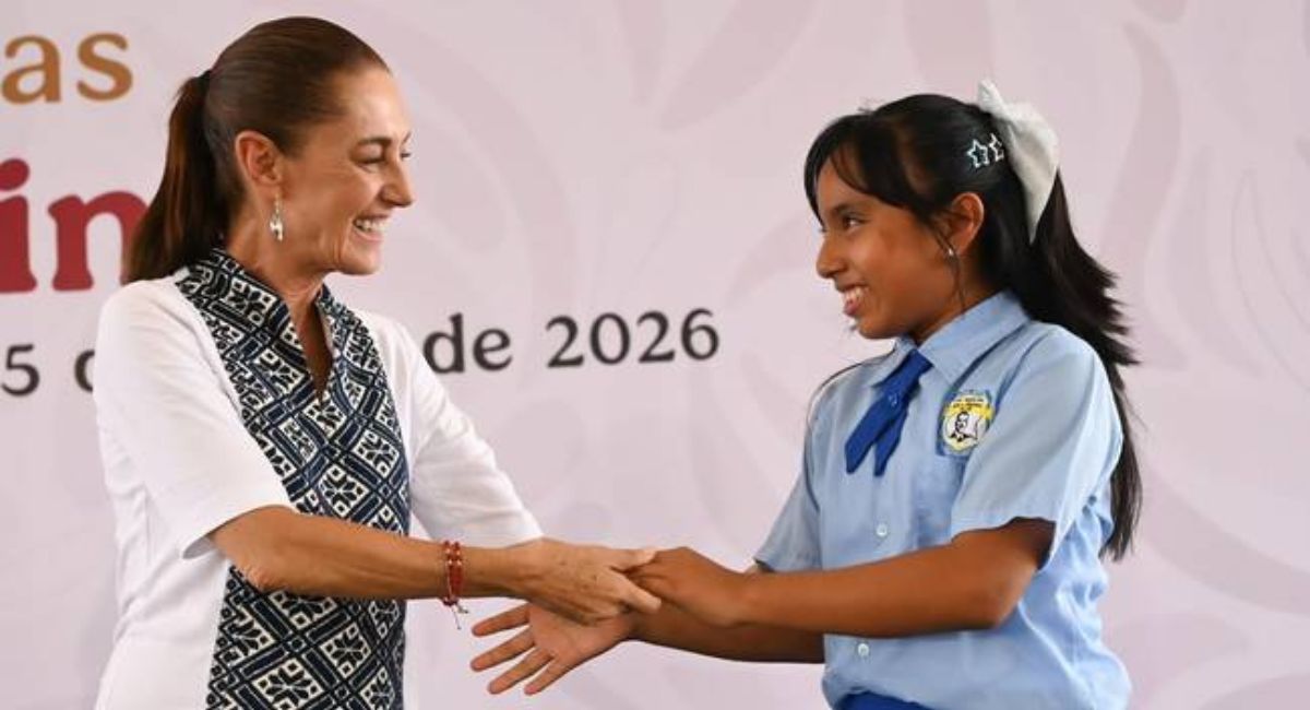Claudia Sheinbaum lidera entrega de tarjetas de la Beca Rita Cetina en Minatitlán