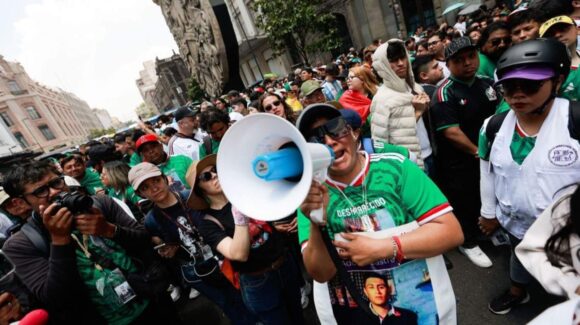 Colectivos de búsqueda denuncian en Fan Fest del Zócalo crisis de desapariciones en México
