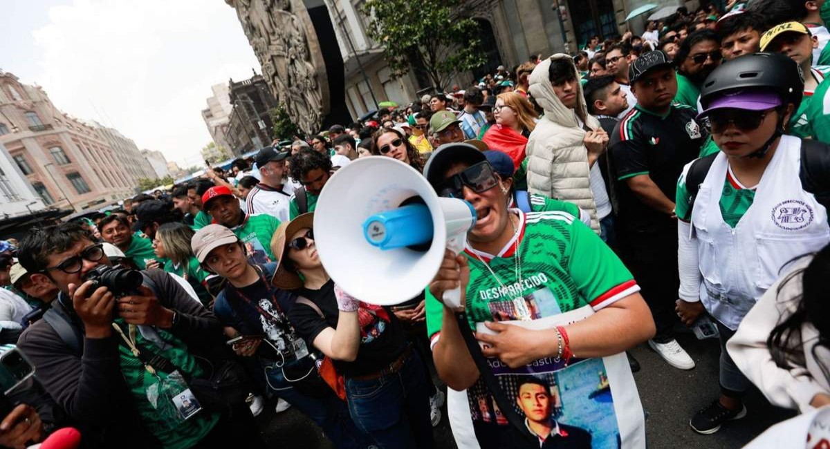 Colectivos de búsqueda denuncian en Fan Fest del Zócalo crisis de desapariciones en México