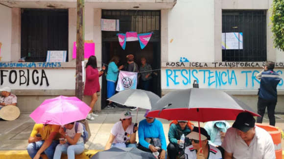 Comunidad trans cumple plantón de 18 horas en Segob; exigen diálogo con Rosa Icela Rodríguez