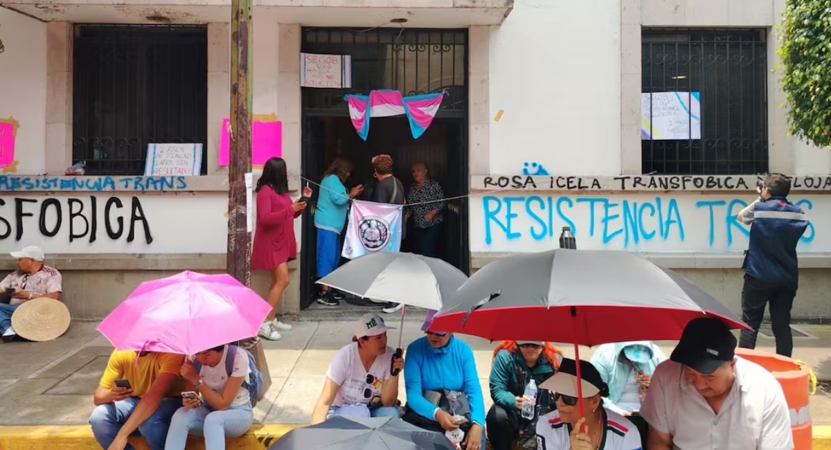 Comunidad trans cumple plantón de 18 horas en Segob; exigen diálogo con Rosa Icela Rodríguez