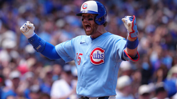 Carson Kelly produce seis carreras y comanda la paliza de los Cubs ante Toronto en el primero de la serie