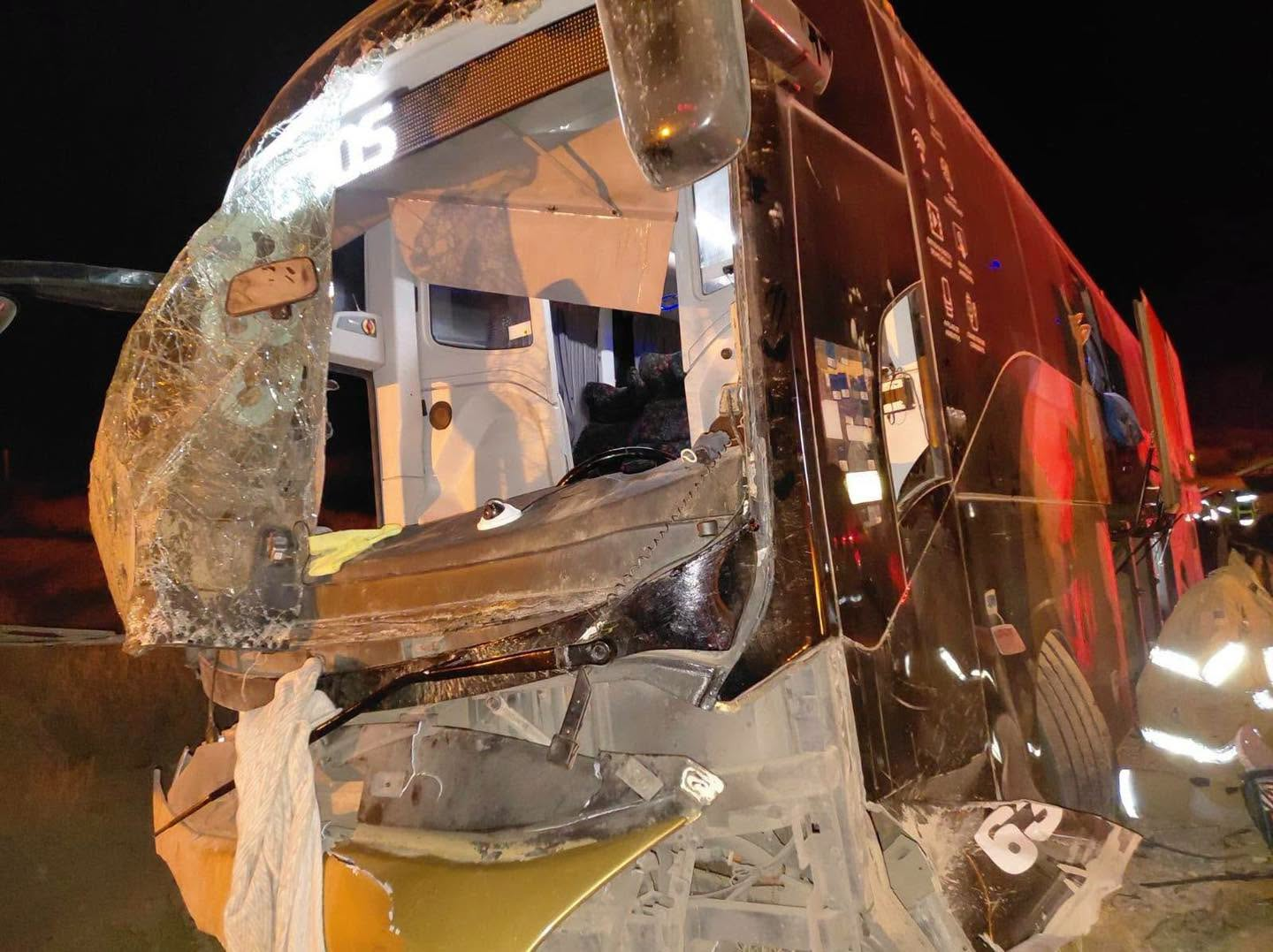 Conductor evita choque frontal y salva a pasajeros en accidente de autobús en Sonora