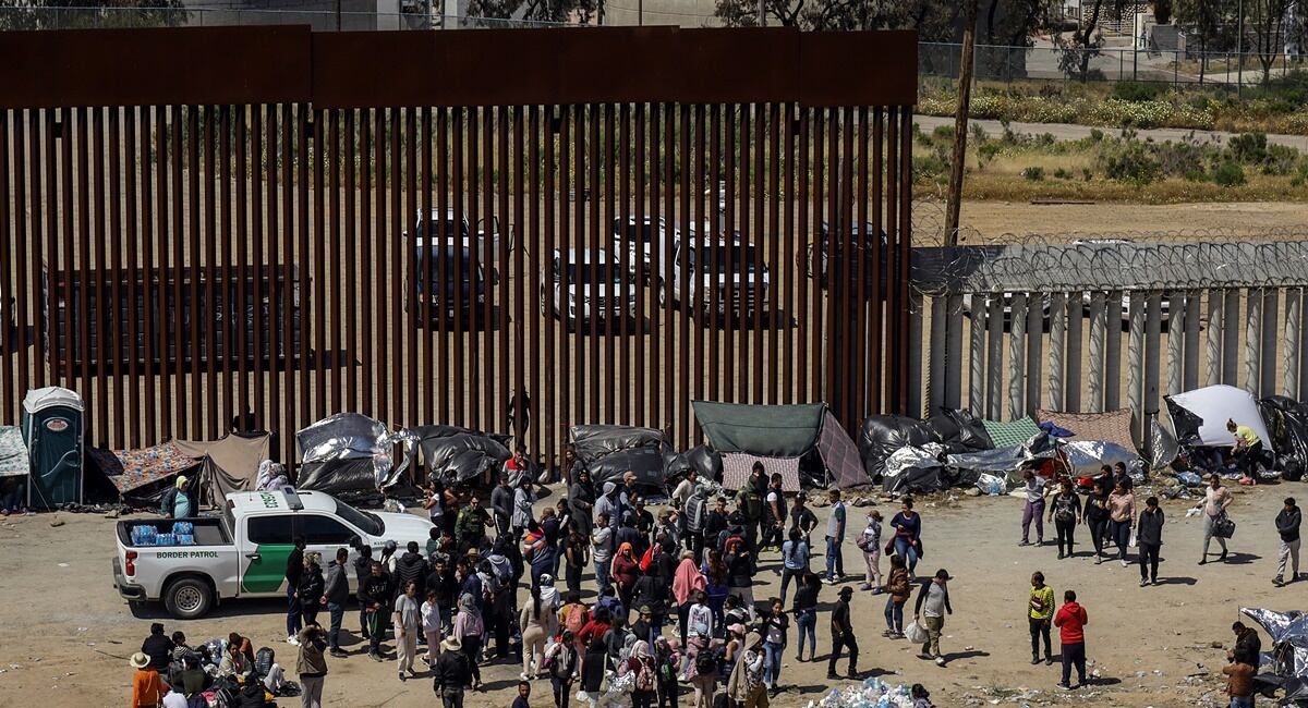 Corte Suprema autoriza a Donald Trump bloquear frontera a migrantes antes de que pidan asilo