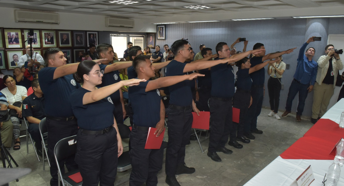 Crece fuerza de rescate en Navojoa con la graduación de 17 nuevos bomberos