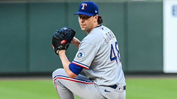 Es de 100; Jacob deGrom alcanza el centenar de triunfos y los Rangers derrotan a los Cardinals