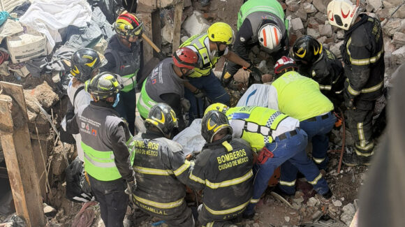 Fuertes lluvias en CDMX: Rescatan a mujer y hallan cuerpo de su hijo tras colapso de vivienda