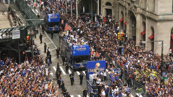 Desfilan los campeones; Knicks festejan con sus seguidores por las calles de New York