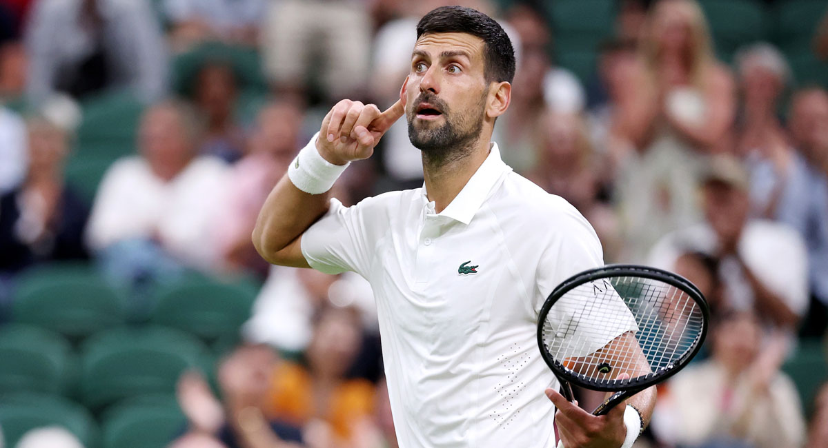 Djokovic festeja con los aficionados, tras ganar un punto