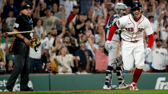 Con drama; los Red Sox resisten al final para vencer a Yankees y limpiar la serie en casa