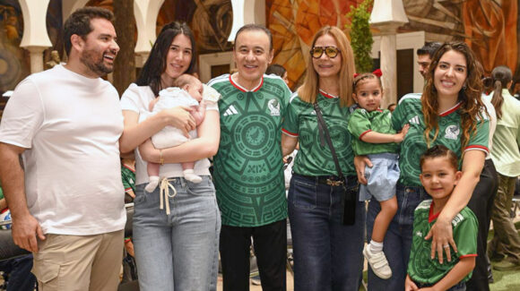 Acompañado de jóvenes sonorenses, Durazo vive la emoción del debut de México en el Mundial 2026