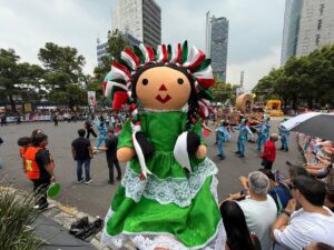 Con carros alegóricos, catrinas y alebrijes, así se vive el Gran Desfile Mundialista en CDMX