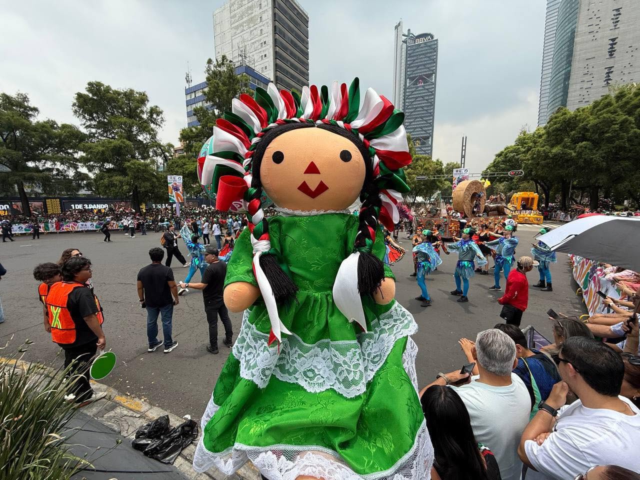 Con carros alegóricos, catrinas y alebrijes, así se vive el Gran Desfile Mundialista en CDMX