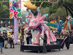 Con carros alegóricos, catrinas y alebrijes, así se vive el Gran Desfile Mundialista en CDMX