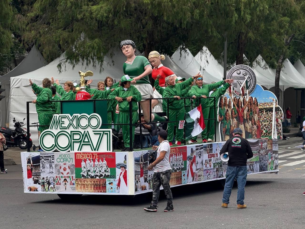 Con carros alegóricos, catrinas y alebrijes, así se vive el Gran Desfile Mundialista en CDMX