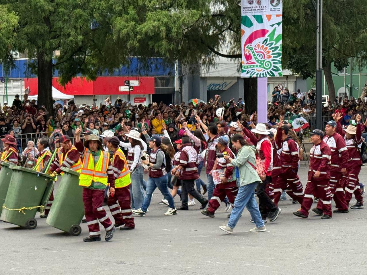 Con carros alegóricos, catrinas y alebrijes, así se vive el Gran Desfile Mundialista en CDMX