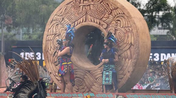 Con carros alegóricos, catrinas y alebrijes, así se vive el Gran Desfile Mundialista en CDMX