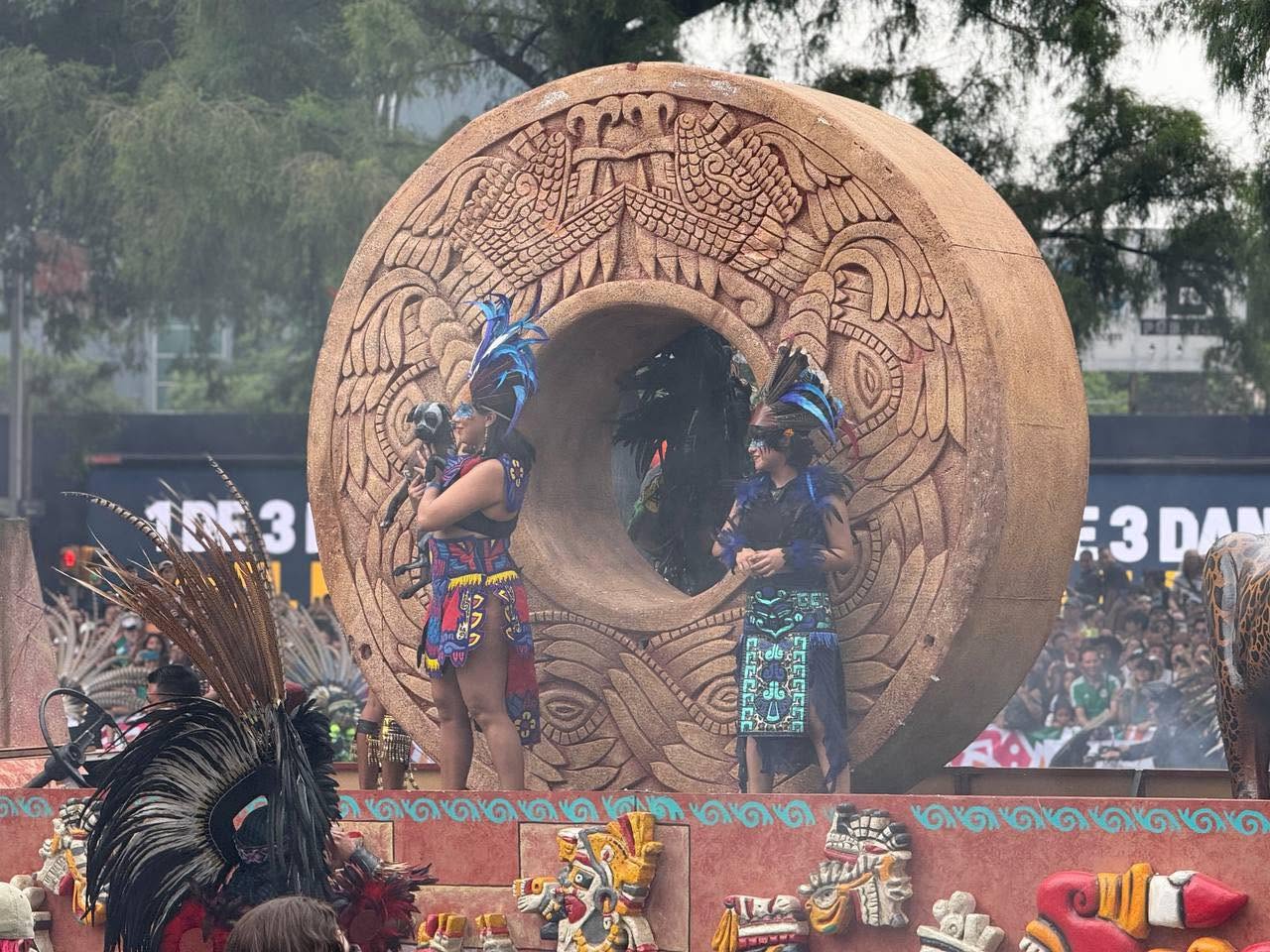 Con carros alegóricos, catrinas y alebrijes, así se vive el Gran Desfile Mundialista en CDMX
