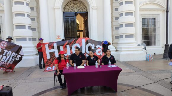 Docentes de la Unison continúan plantados frente a Palacio de Gobierno