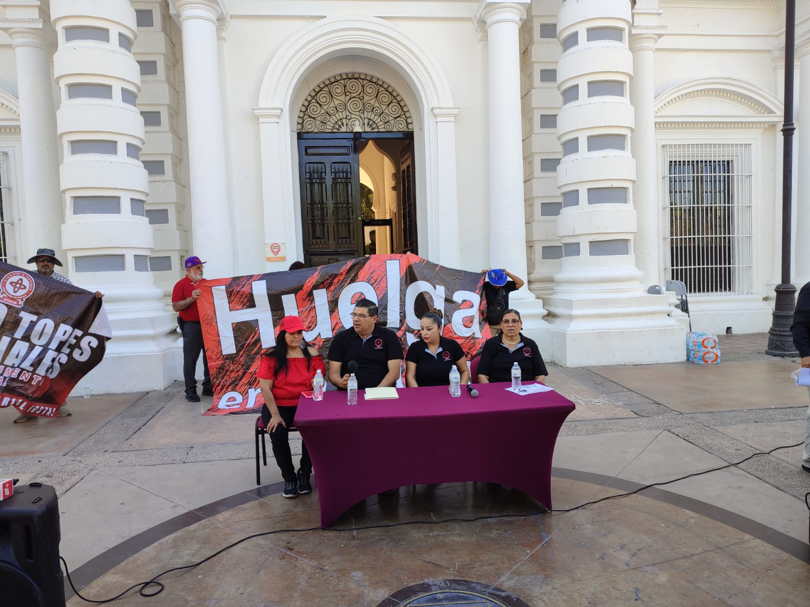 Docentes de la UNISON continúan plantados frente a Palacio