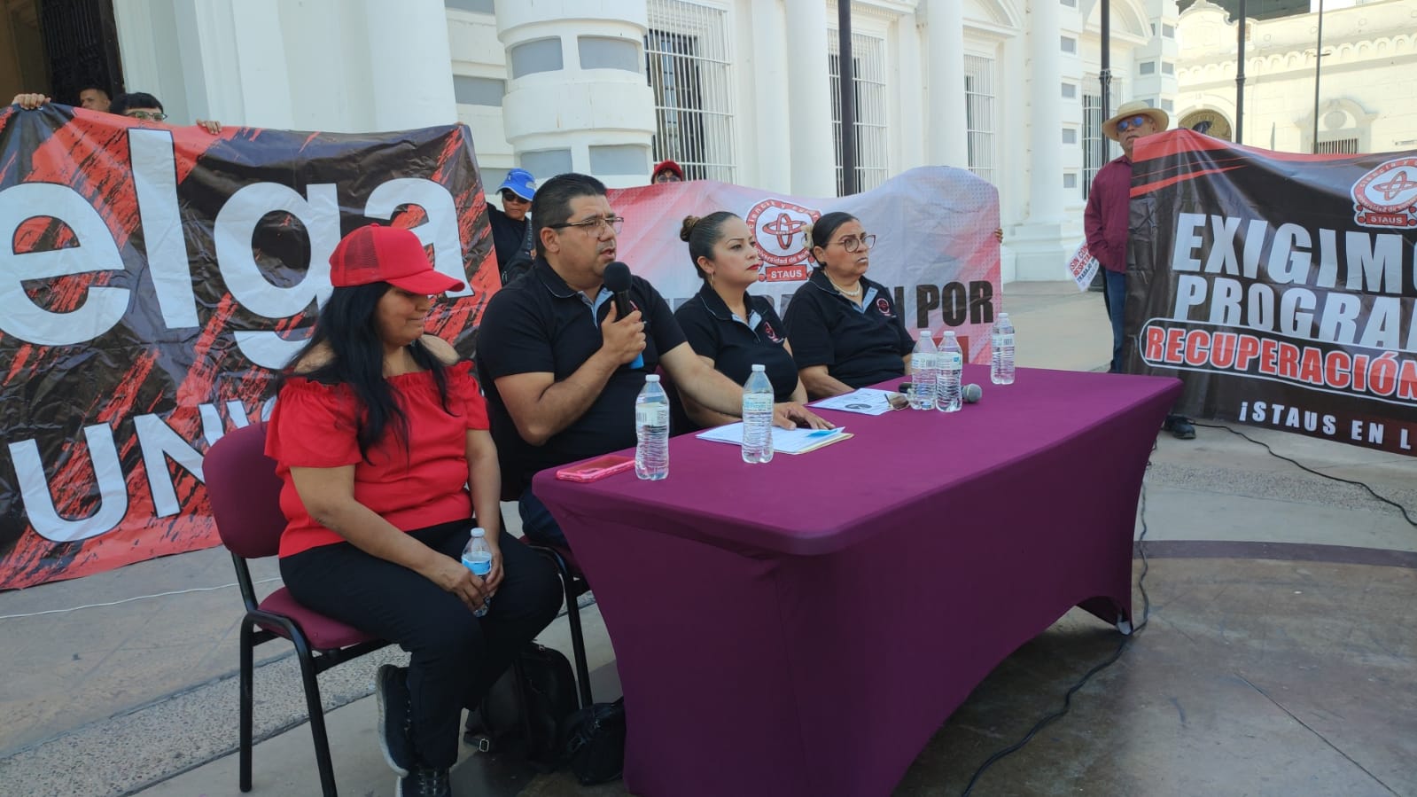 Docentes de la UNISON continúan plantados frente a Palacio