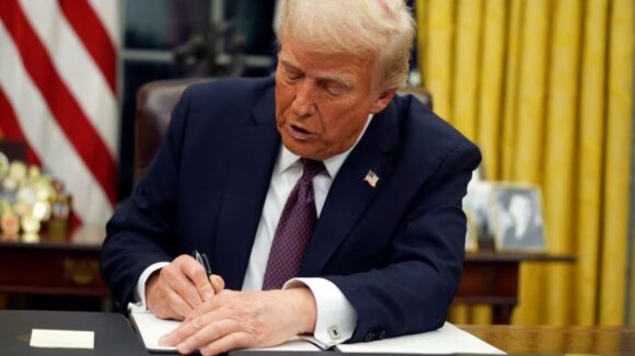 Donald Trump firma orden para evaluar riesgos de la Inteligencia Artificial en seguridad nacional