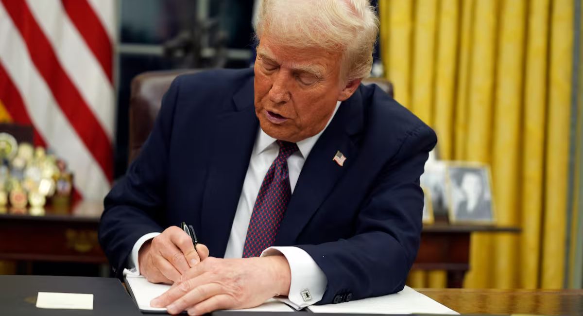 Donald Trump firma orden para evaluar riesgos de la inteligencia artificial en seguridad nacional