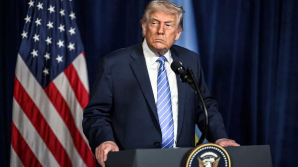 Donald Trump presume récord histórico de detenciones y expulsiones migratorias