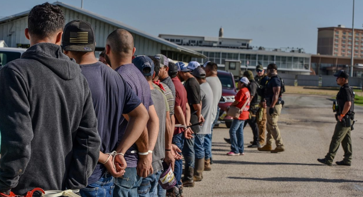 Donald Trump presume récord histórico de detenciones y expulsiones migratorias
