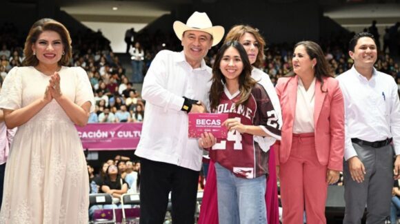 Gobernador Durazo encabeza entrega de más de 18 mil becas a universitarios de Hermosillo