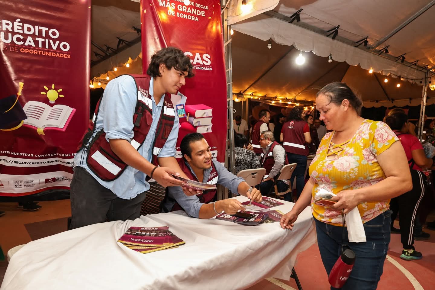 El Instituto de Becas y Crédito Educativo del Estado de Sonora entregó becas del programa 'Sonora de Oportunidades'
