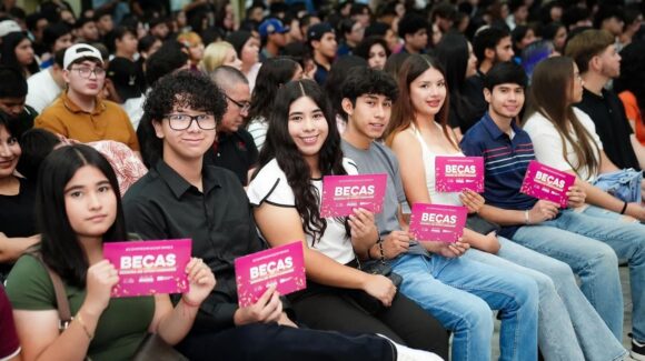 Entregan becas ‘Sonora de Oportunidades’ a universitarios en Hermosillo